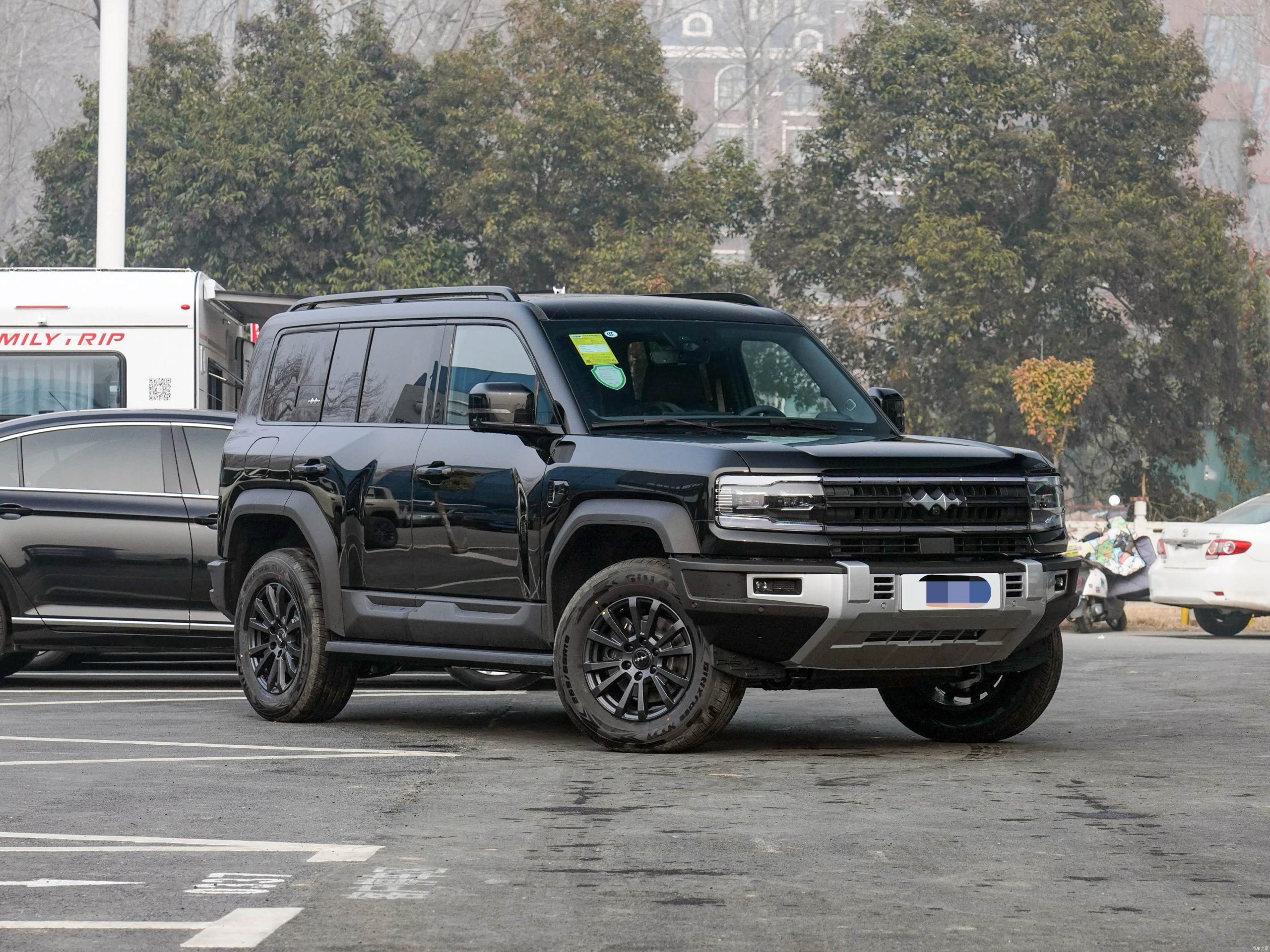 
								Formula Leopard 5 2023 Explorer Edition — Night Shadow Black full									
