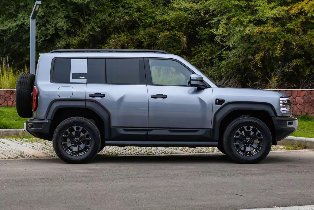 
								Formula Leopard 5 2023 Navigator Edition Peak Gray full									