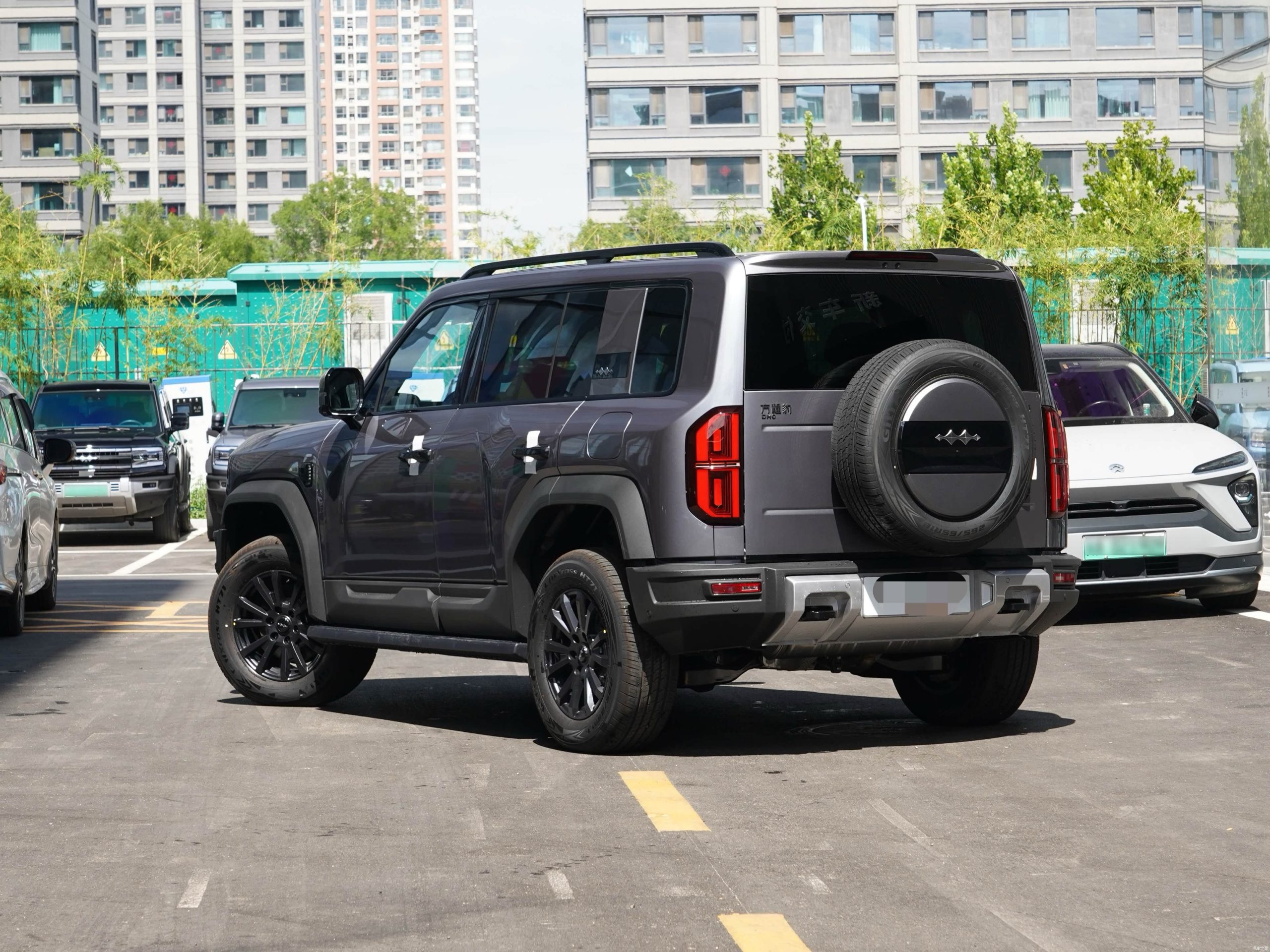 
								Formula Leopard 5 2023 Explorer Edition—Peak Gray full									