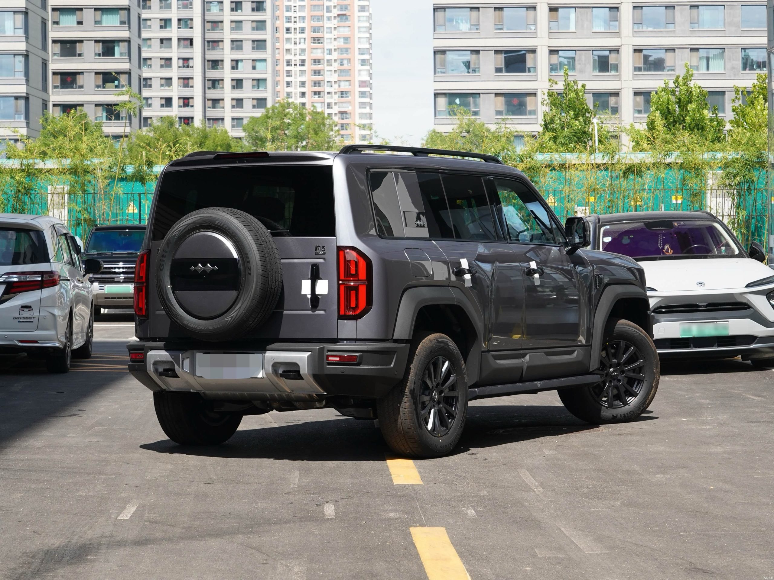 
								Formula Leopard 5 2023 Explorer Edition—Peak Gray full									