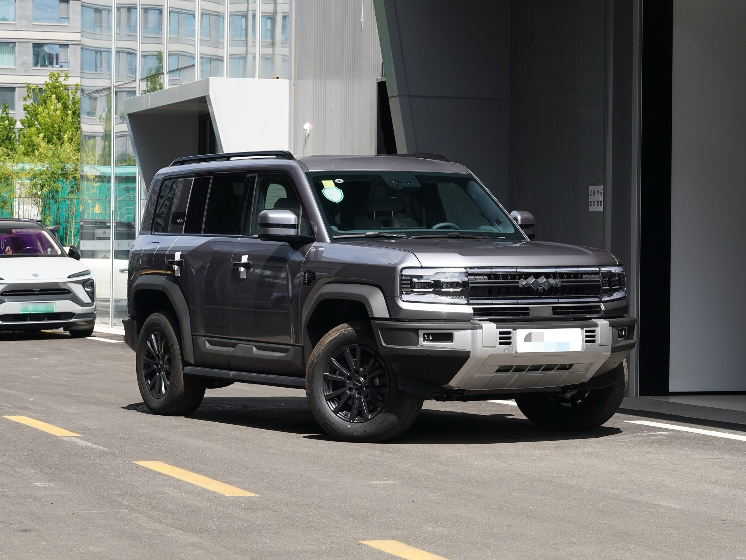 
								Formula Leopard 5 2023 Explorer Edition—Peak Gray full									