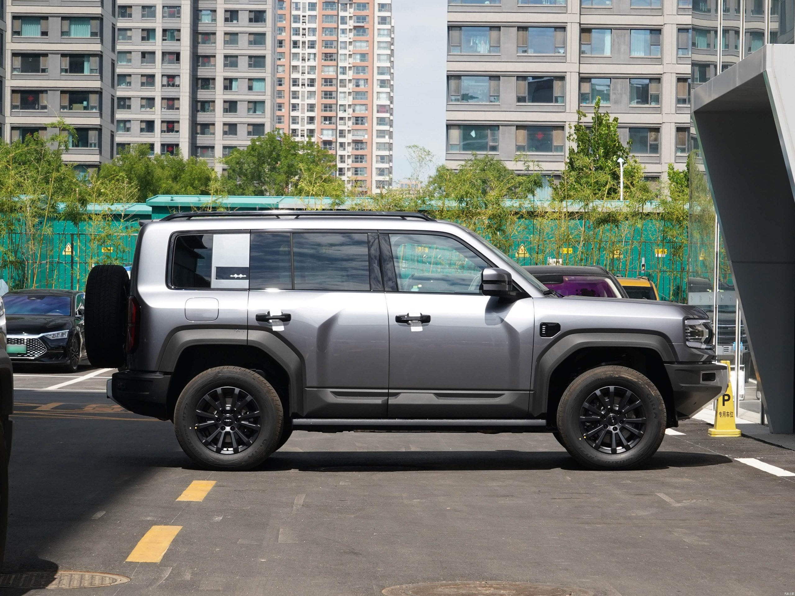 
								Formula Leopard 5 2023 Explorer Edition—Peak Gray full									