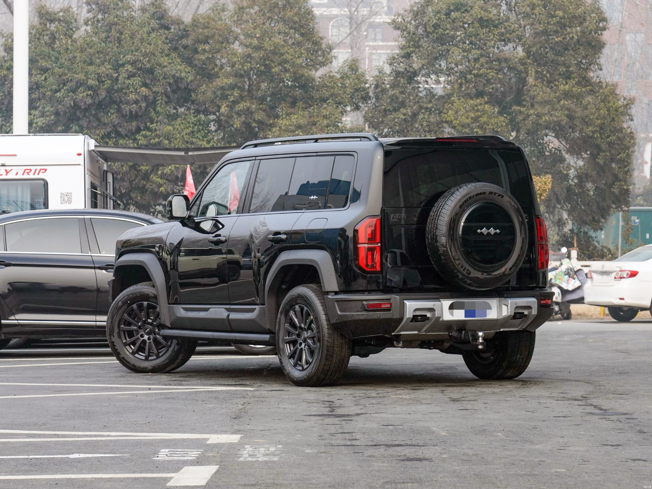 
								Formula Leopard 5 2023 Explorer Edition — Night Shadow Black full									