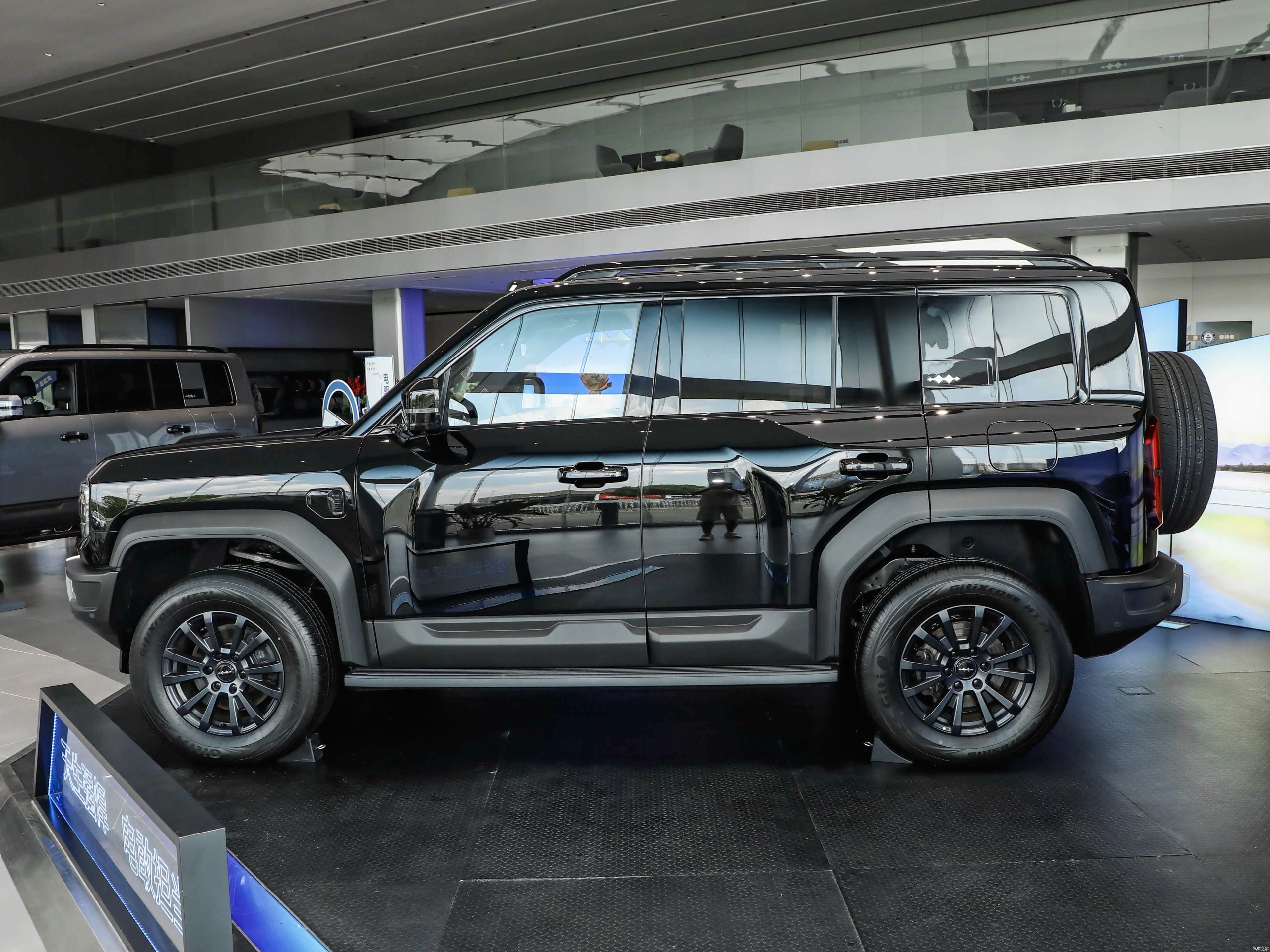 
								Formula Leopard 5 2023 Navigator Edition — Night Shadow Black full									